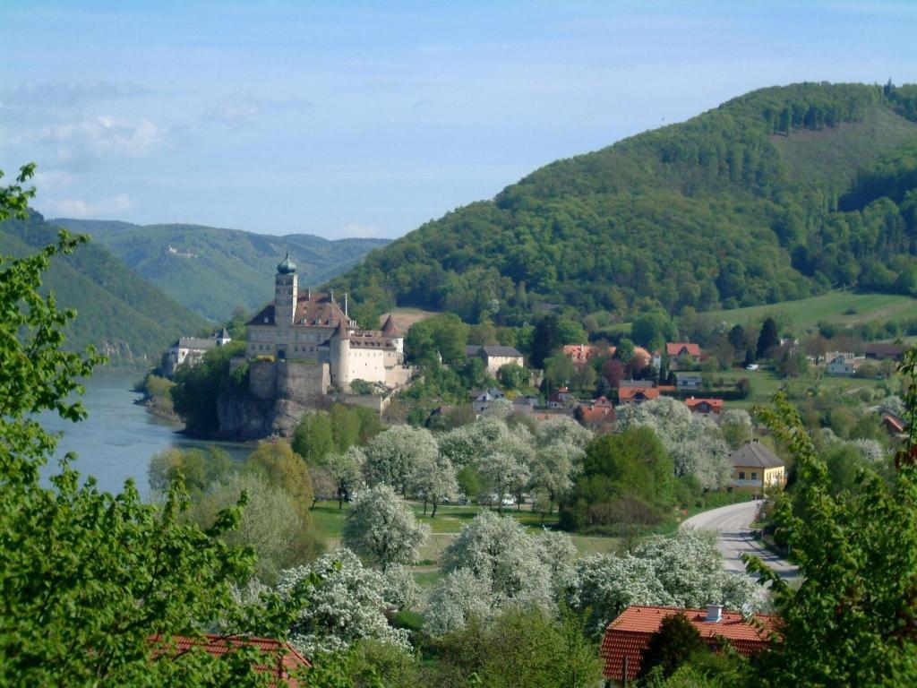 Отель Gasthof-Camping Stumpfer Schonbuhel an der Donau Экстерьер фото