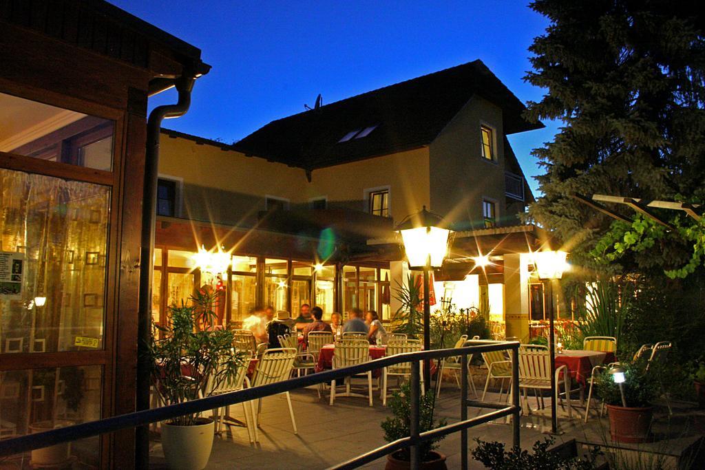 Отель Gasthof-Camping Stumpfer Schonbuhel an der Donau Экстерьер фото