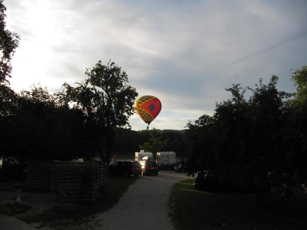 Отель Gasthof-Camping Stumpfer Schonbuhel an der Donau Экстерьер фото